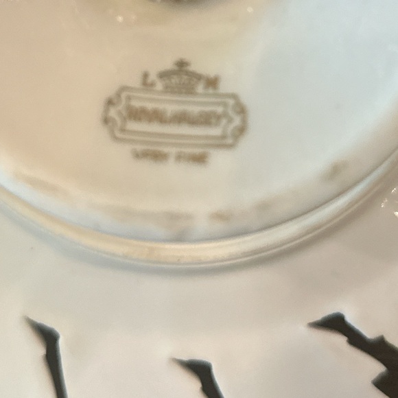 Gold and White Scalloped Edge Serveware - Picture 3 of 4